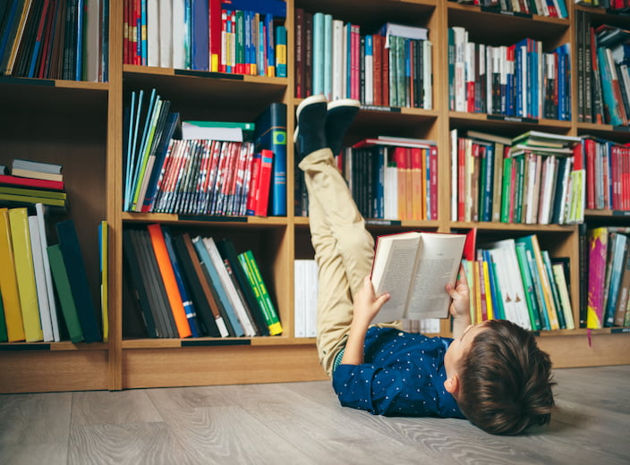 Un enfant lit un livre