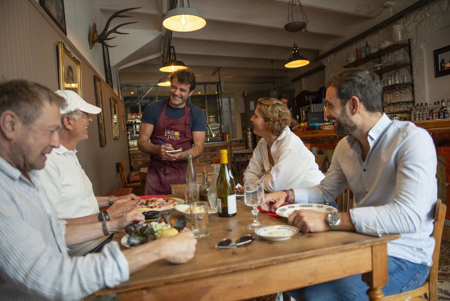 Photo de quatre personnes à une table dans un restaurant partenaire Bistrot de Pays