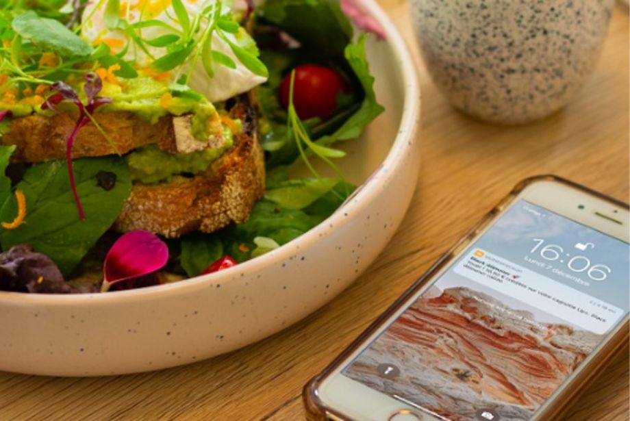 Photo d'une salade et d'une notification Up+ sur un mobile