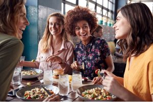 Salariées partageant un repas au restaurant, pendant leur pause déjeuner