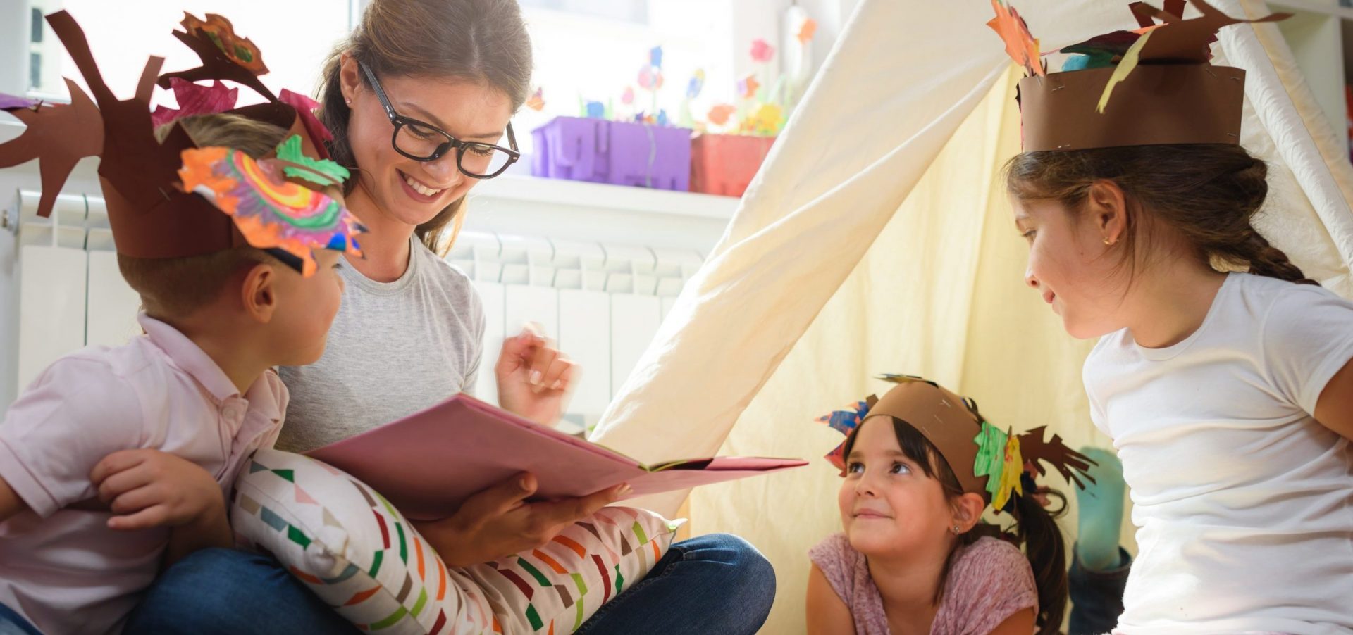 Visuel agent emploi service faisant la lecture aux enfants