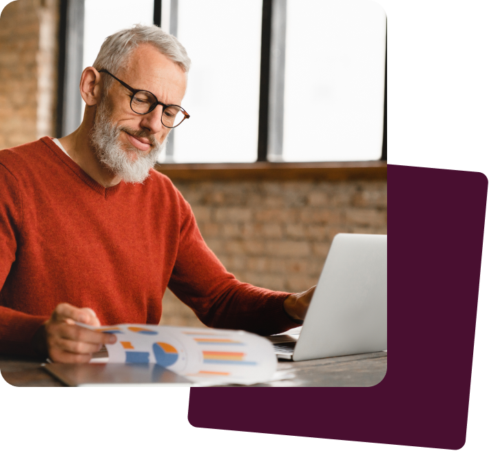 homme consultant documents de budget