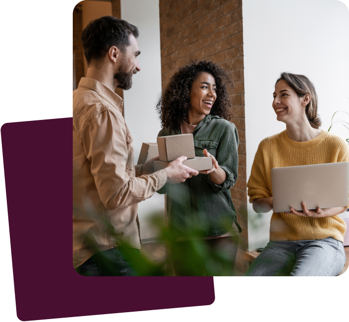 trois collègues discutant