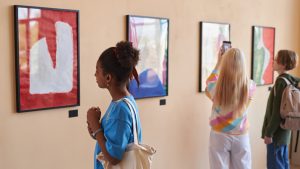 Femme regardant des tableaux au musée