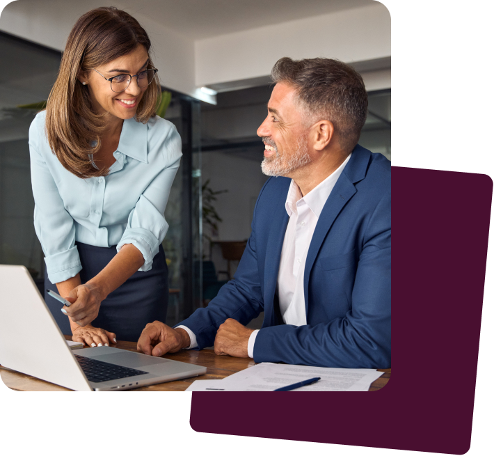 Deux collègues discutant devant un ordinateur