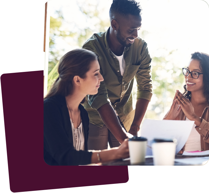 collègues de bureau souriant discutant autour d'un document