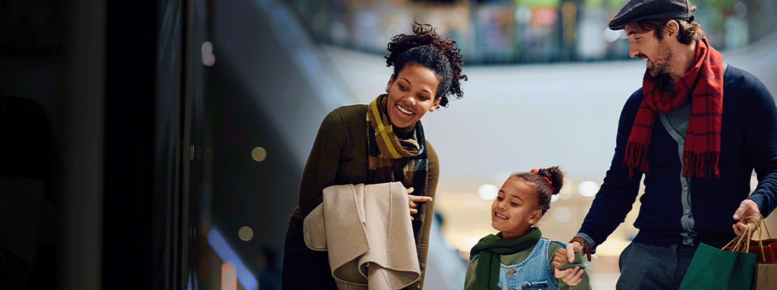 Visuel upcadhoc d'un couple avec un enfant, faisant les magasins