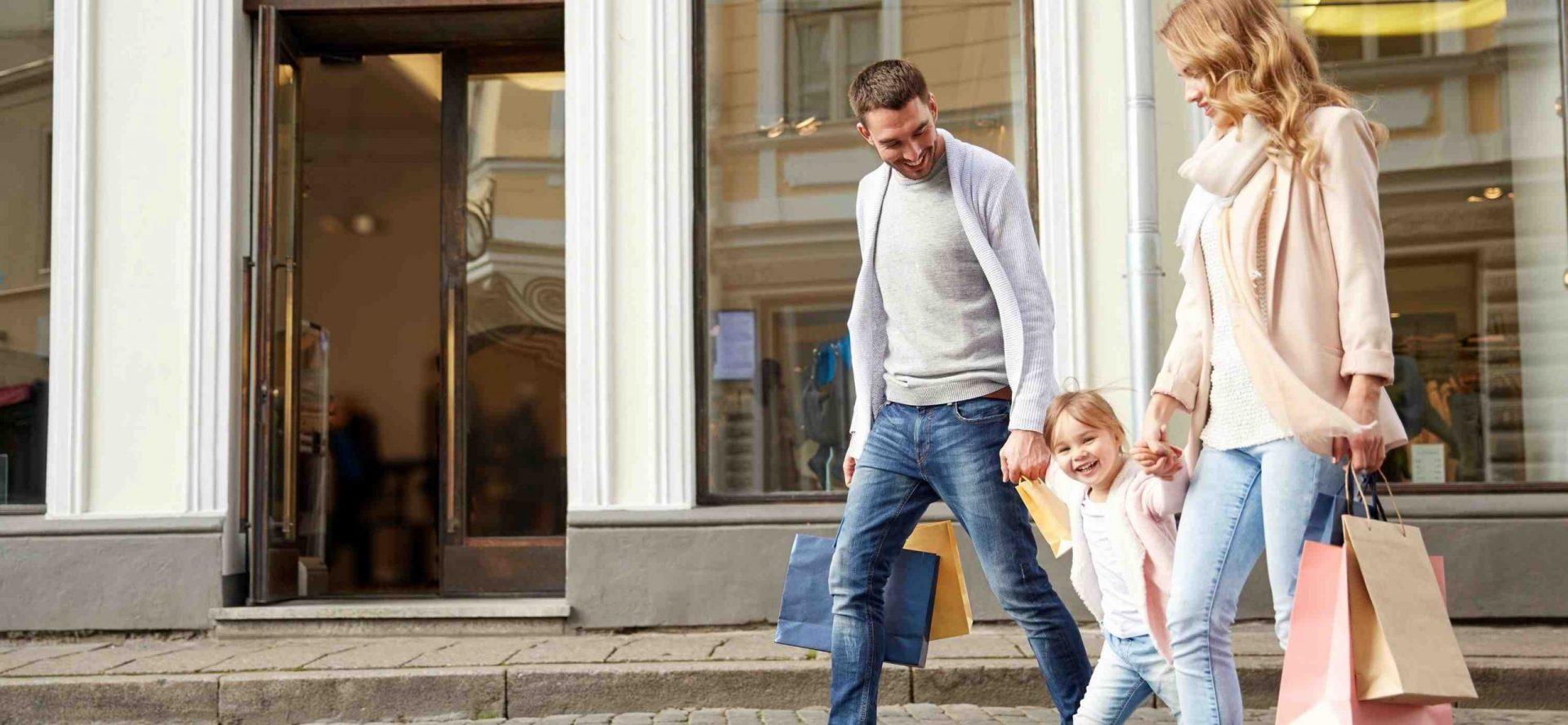 Photo d'une famille avec leur enfant, faisant du shopping