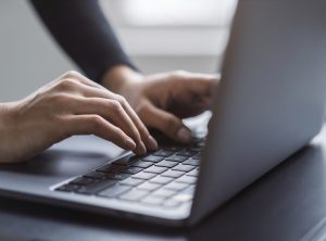 Visuel rédaction de procès verbaux, saisie au clavier d'un ordinateur