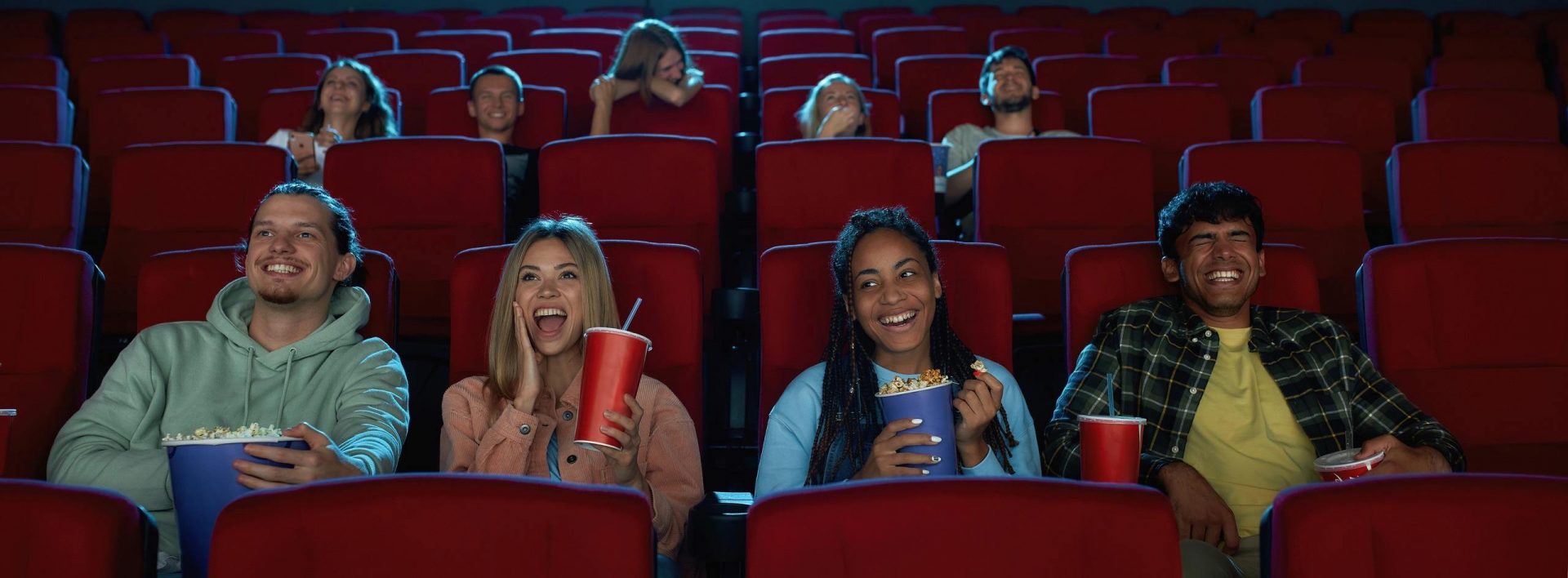 Photo de plusieurs personnes au cinéma