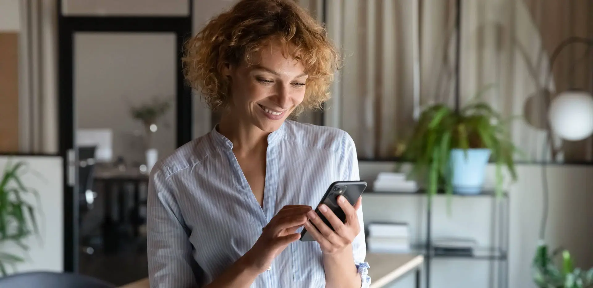 Photo d'une jeune femme qui regarde son écran de téléphone