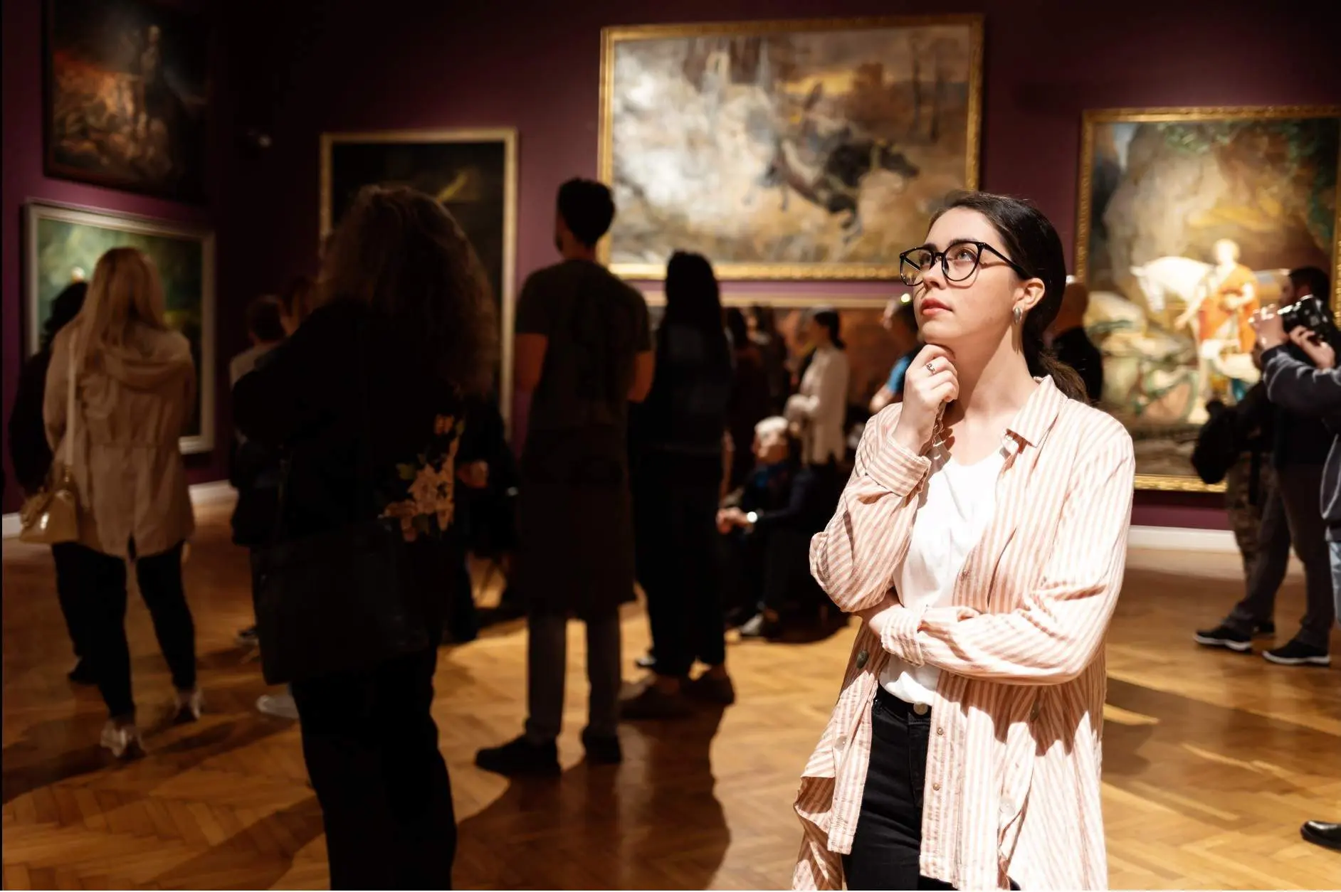 Photo d'une femme dans un musée